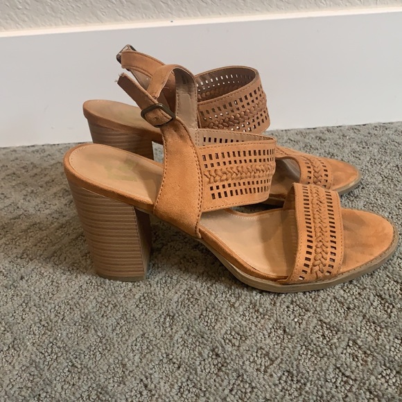 Selling gently warn report heels - Picture 2 of 2